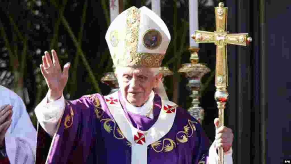 Cientos de personas se congregan hoy, miércoles 28 de marzo de 2012, en la Plaza de la Revolución José Martí, en La Habana, donde el papa Benedicto XVI oficia una misa multitudinaria, en su última jornada en Cuba. EFE/Da