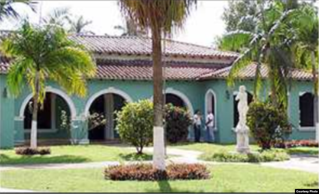 Radio Martí fue el primer medio en denunciar que los cubanos enfermos de VIH estaban recluidos en "Los Cocos". En 1986 el régimen dispuso el encierro obligatorio en el sanatorio de Santiago de las Vegas. Muchas denuncias refieren que los pacientes de SIDA estaban sometidos a un régimen militar. No fue hasta los primeros seis meses después de la salida al aire de Radio Martí que La Habana comenzó a tratar el tema del SIDA con inusual frecuencia.